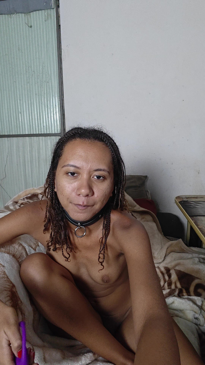 Lily Slav: Une esclave latina et brune se fait fesser et utilise...