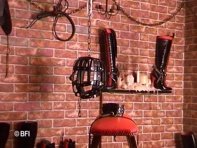 House of lords and mistresses in the spanking zone: Red butt 1