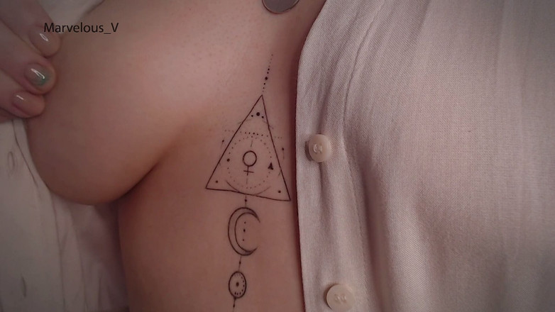 Marvelous V: Sexy amatérka vás škádlí svým sexy tělem, velkým kulatým zadkem, uctíváním...