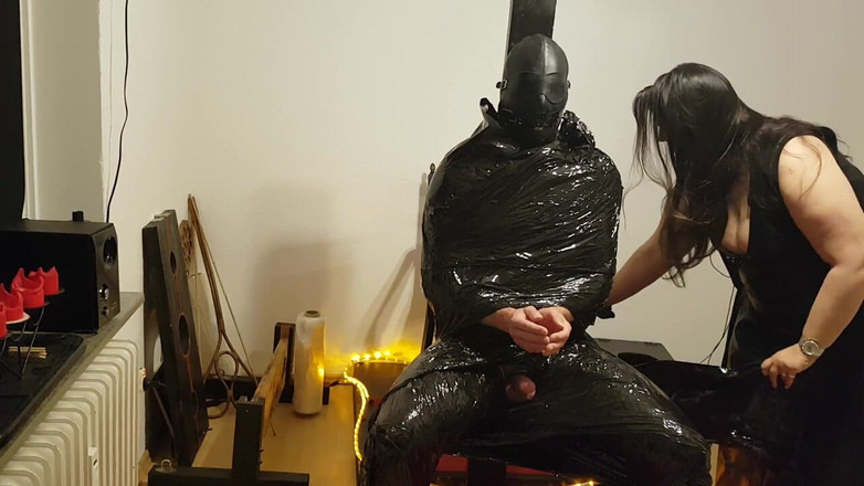 DOMINATRIX6: Foil bondage slave parte 2 - film imbragato mummificato e portato al...