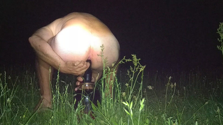 White Ukrainian Ass: Řiť přijímá černé dildo uprostřed pole v přírodě. Jo, zpěv ptáků...