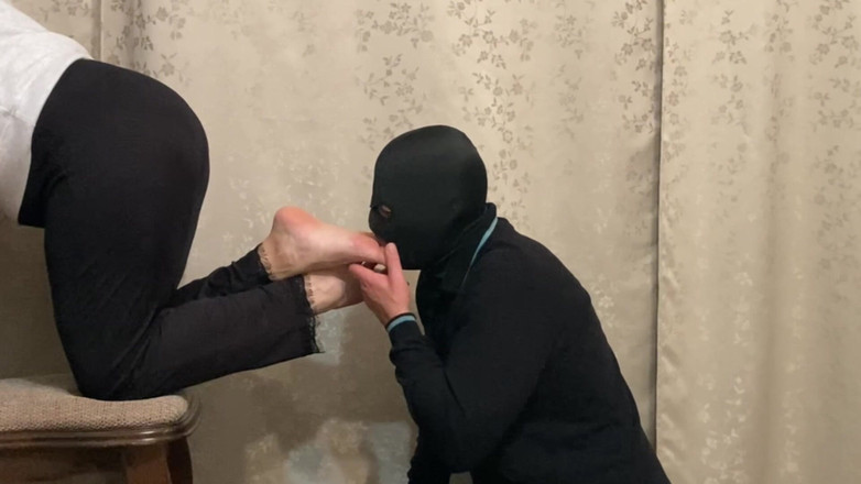 Niki studio: Elle ignore son esclave des pieds - adoration des pieds