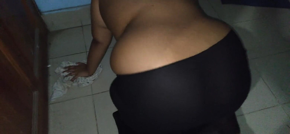 Aria Mia: 큰 엉덩이를 핥고 상사를 유혹하는 데 성적으로 흥분하는 하녀