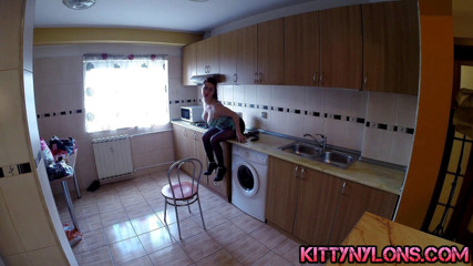 Kitty Nylons: Yeşil seksi korse ve yüksek topuklu siyah külotlu çorap!