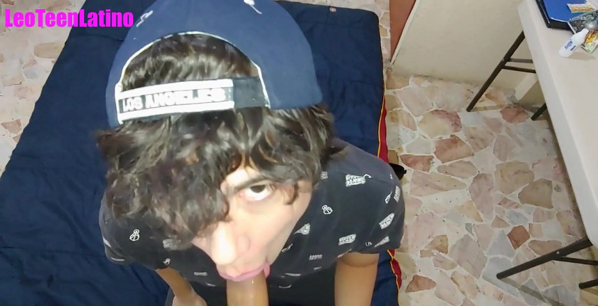 LeoTeenLatinos: 异性恋要求他的同性恋室友给他口交，因为他的女朋友拒绝这样做