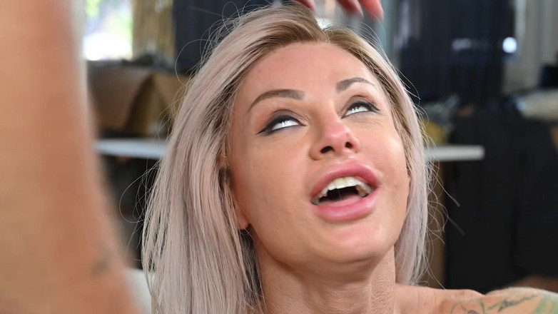 Ferrero homemade Tx: Bts della scena, hot transex Noemi incontra un magazziniere! Anale...