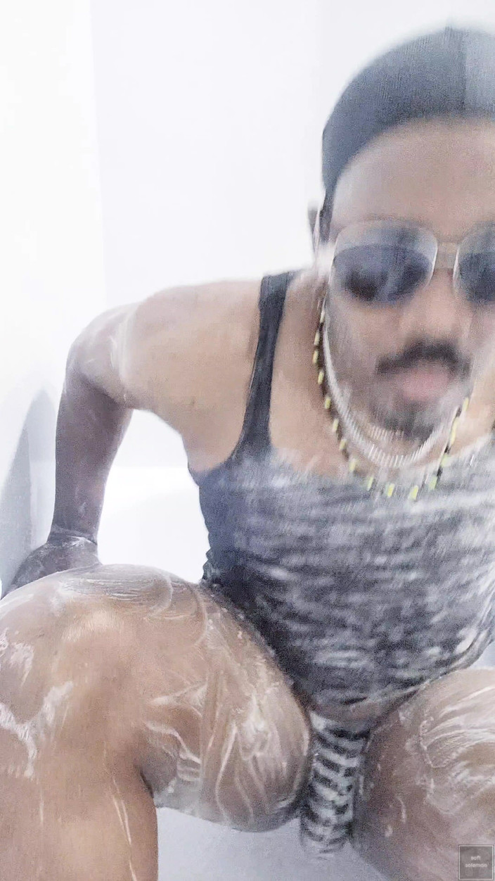 Soft Soleman: 我在浴缸里洗我的身体 5