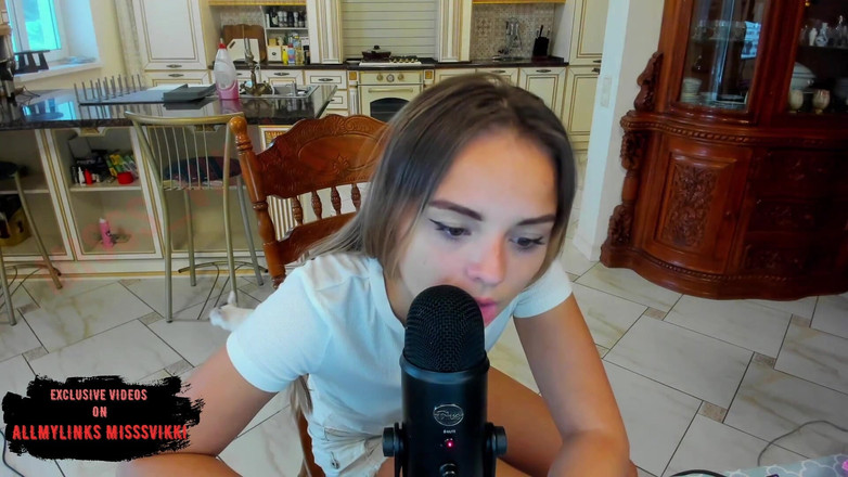 misss_vikki: Asmr üniversiteli kız mikrofon yalıyor