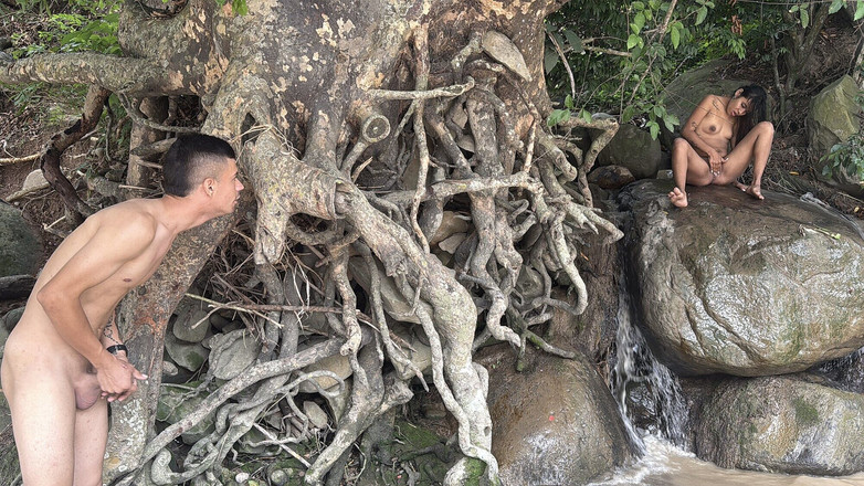 Angel_foxxx: 나는 큰 거대한 돌 위에 자위하는 원주민 소녀를 발견, 나는 섹스를 그녀를 설득 할 수 있도록 그녀에게 접근.