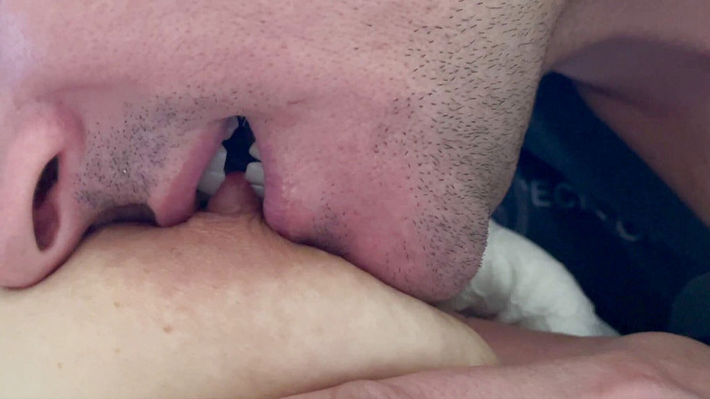 Anna Booty: 彼は私の乳首をかじります