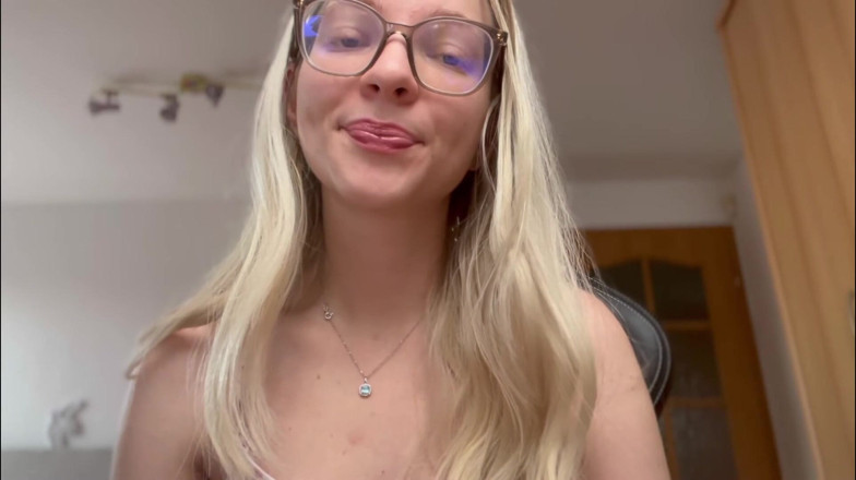 Goddess_Bella_Rae: Bạn là một cuckold asmr roleplay bất tài