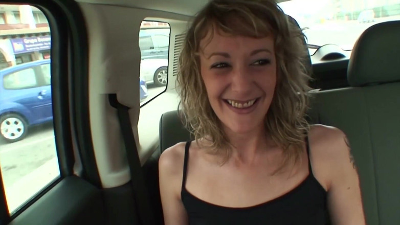 Reality Babes: Une blonde étroite squirte après une sodomie