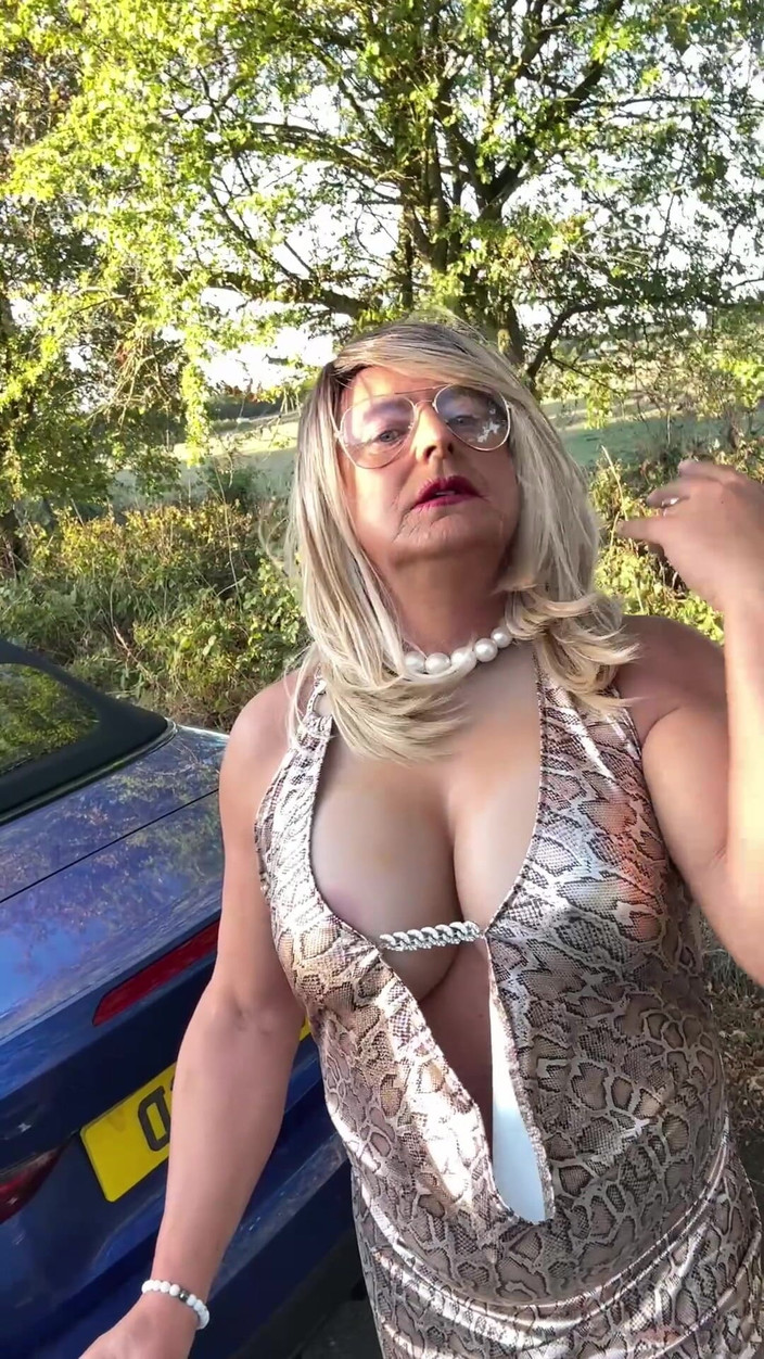 Kellycd2022: Sexy transvestã¤t kellycd2022 in gold glänzendem Tierdruckkleid und strumpfhosen