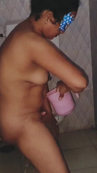Ich sah Bhabhi beim baden im badezimmer, ich habe sie gefickt