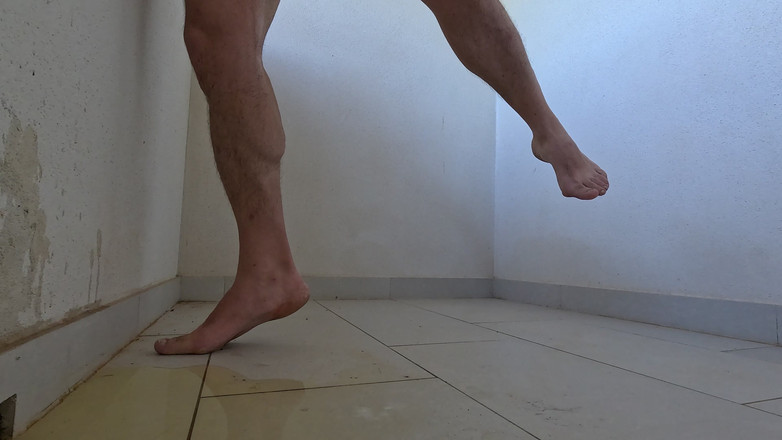 Kinky Guy: Čůrání a stříkání na balkóně