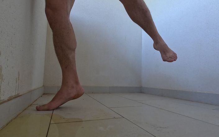 Kinky Guy: balkonda çiş ve boşalma