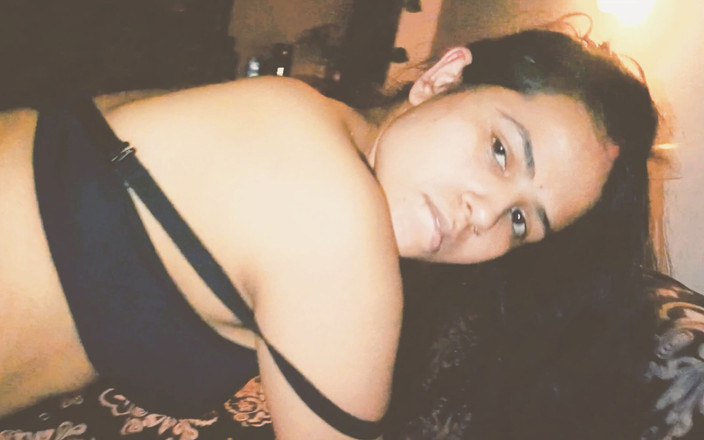 Hot Sis: Latika harde op zijn hondjes zwarte beha met stiefbroer