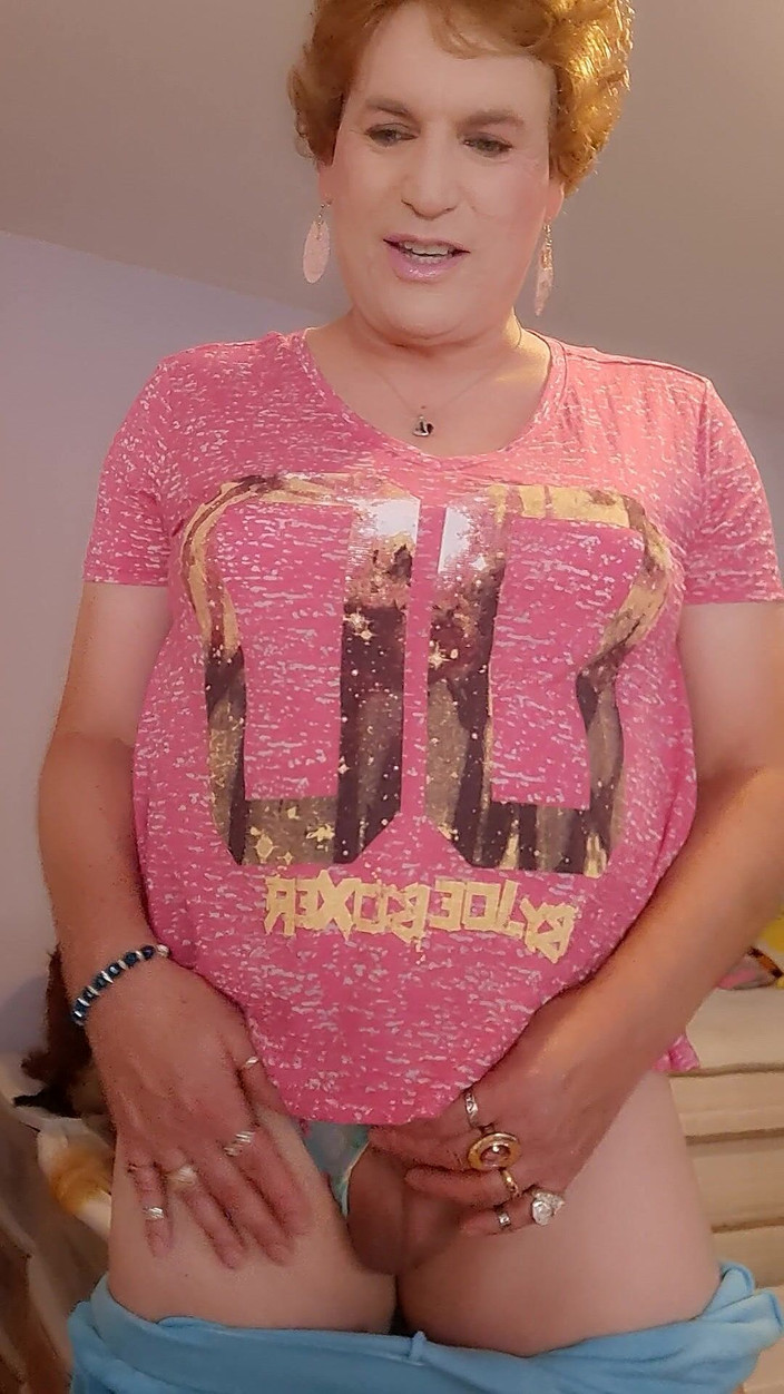 Victoria Lecherri: 透け感のあるパンティーを披露