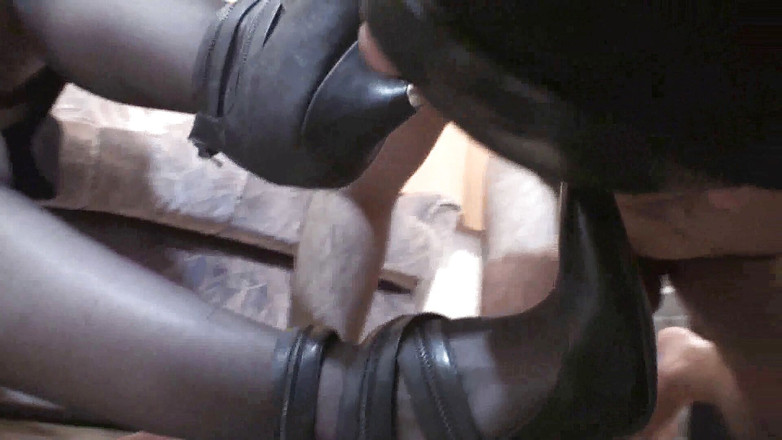 Foot Girls: Spex femdom přikazuje své otrokyně, aby jí lízal nohy na...