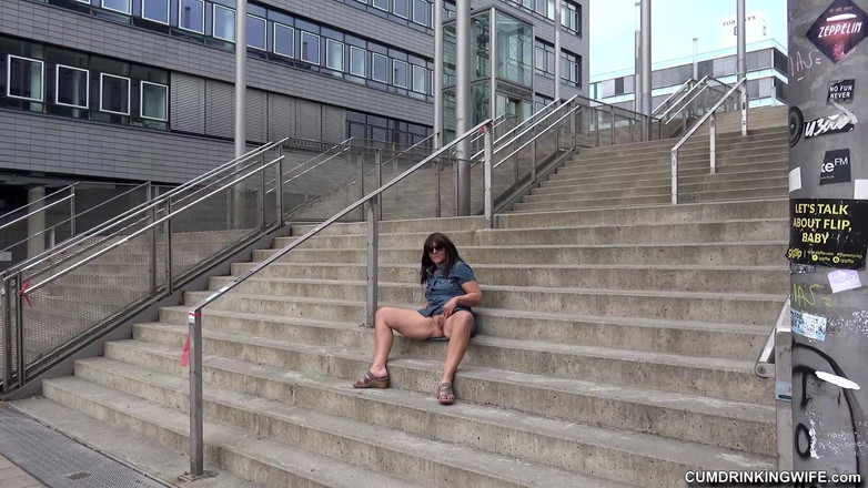 Cumdrinking Wife: 街のフェラチオ