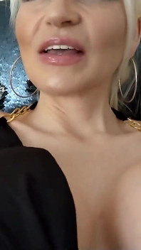 German Luxury MILF: Totally Horny!