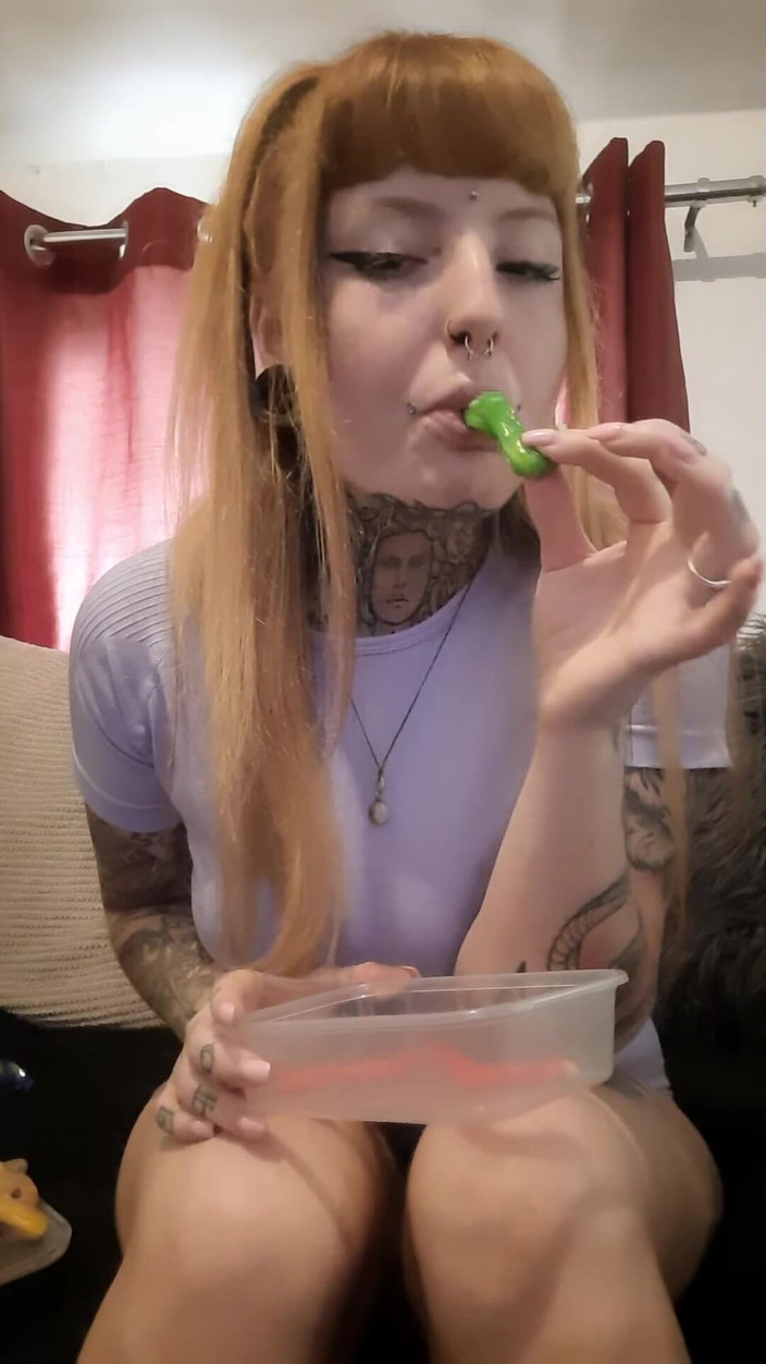 Yourfavecumslut: Bohyně žvýkala a vyplivla sladké pochoutky