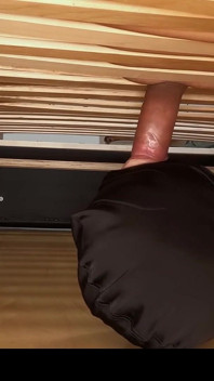 El profesor loco: una muñeca chupando debajo de su cama le chupa la polla hasta que el semen gotea sobre sus labios