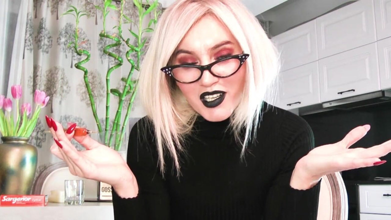 Goddess Celine: Dominare cu ciorapi