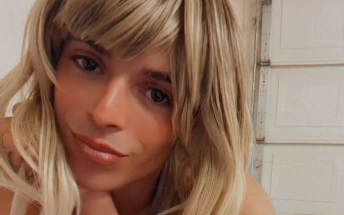 Angel Rios: Angel Rios poseert in een metalen chasitykooi en is schattig