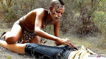 Full porn collection: Remaja eboni pendek Afrika Bianka menggoda orang asing untuk berkongkek