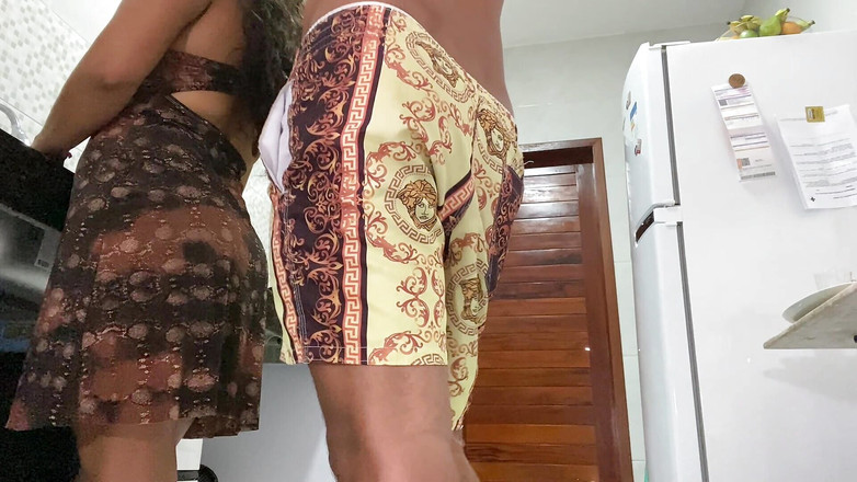 Mel Sanchez: मेरी बड़ी गांड वाली सौतेली मम्मी बर्तन धो रही थी और मैं उसे चोद नहीं सका