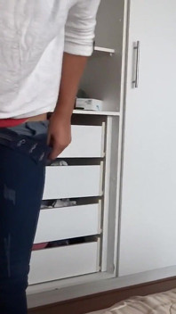 După urinat, mama vitregă își îmbracă blugi foarte strâmți, dezvăluindu-și chiloții