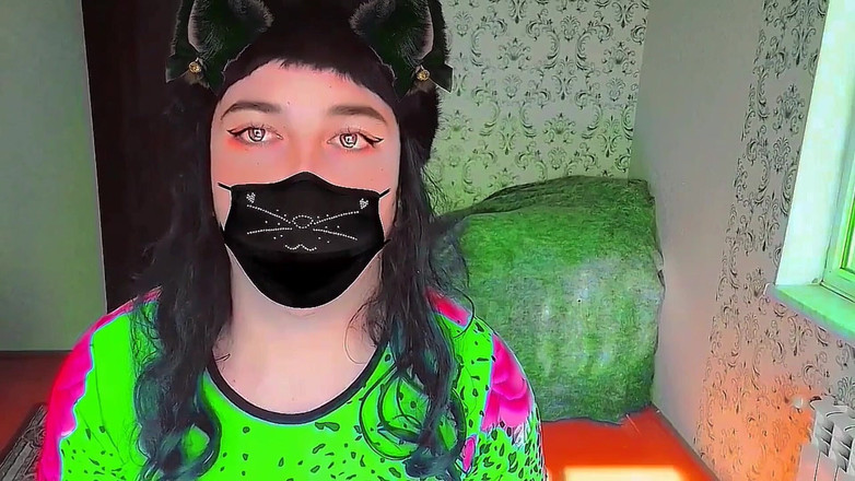 Kitty_Cross: Fofa maricas vestindo earmuffs fofos em suéter aconchegante