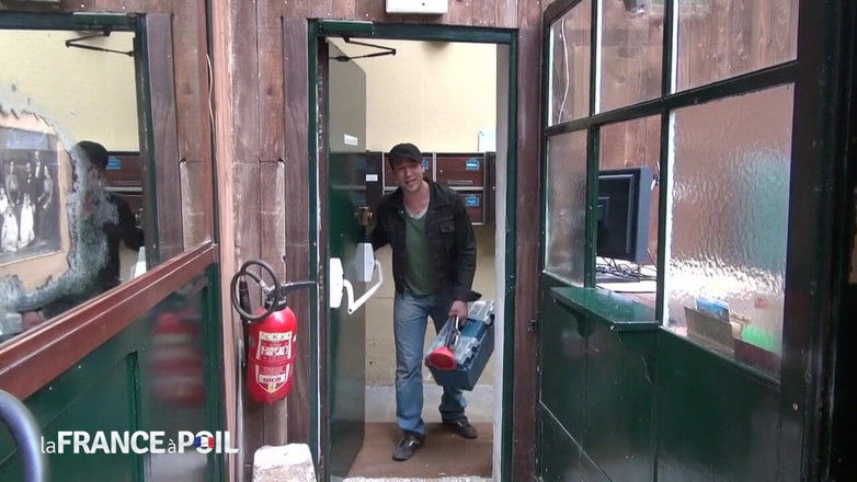 Girls Bang: Trashy brunette gets fucked with screwdriver handle