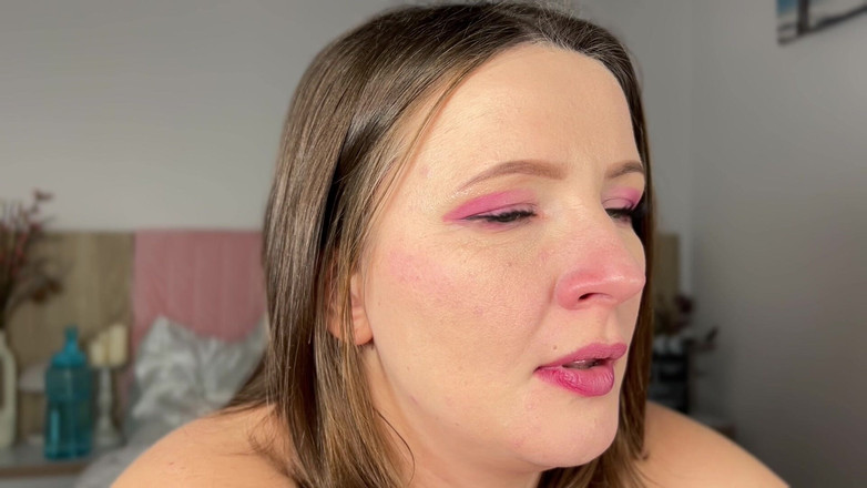 Mary Jay: 我的鼻子痒让我疯了。在相机上挑选它