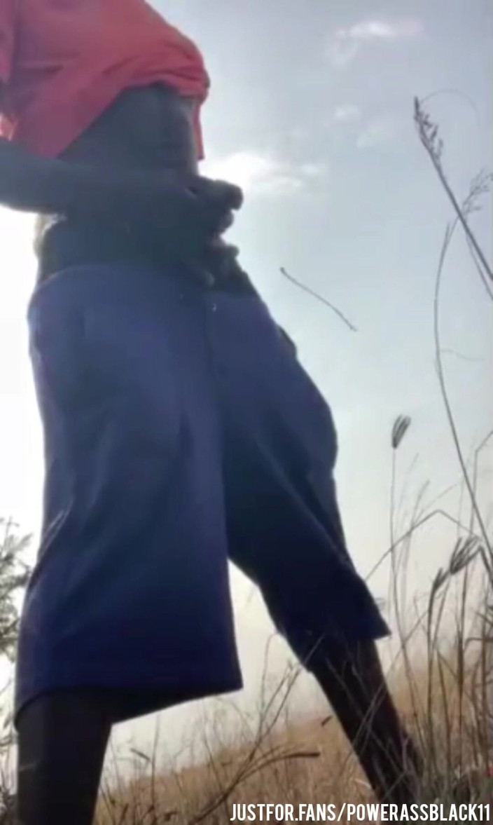 WildFreakBottom: Masturbându-se intens singur în Tufiș