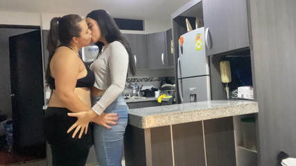 zoemelissa: Ich ficke meinen friede in der küche, während mein mann...