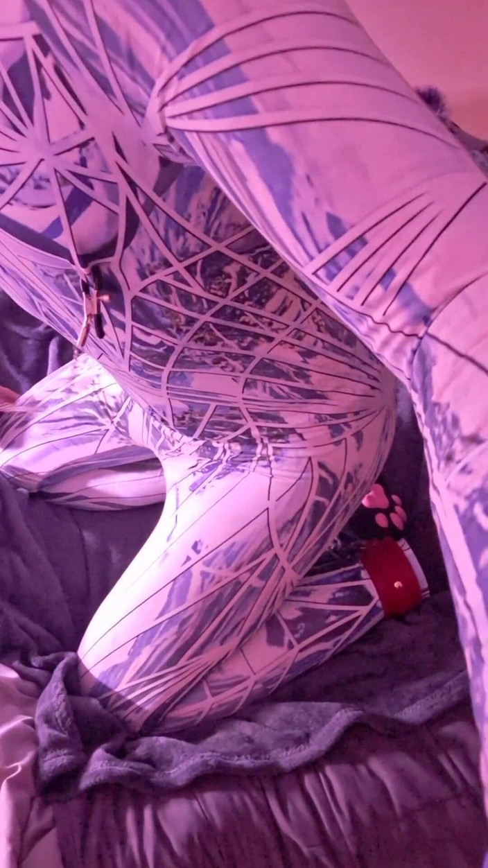 Robert48569: Zelfbondage kettingen spelen in bodysuit