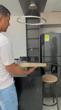 Îl fut pe tipul care livrează pizza pentru a evita să-l plătesc.