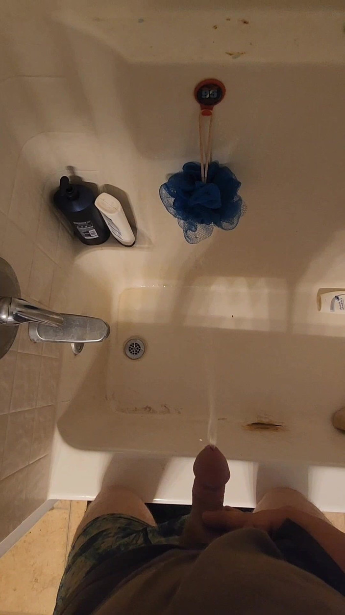 Djk31314: Kencing dalam tab mandi.