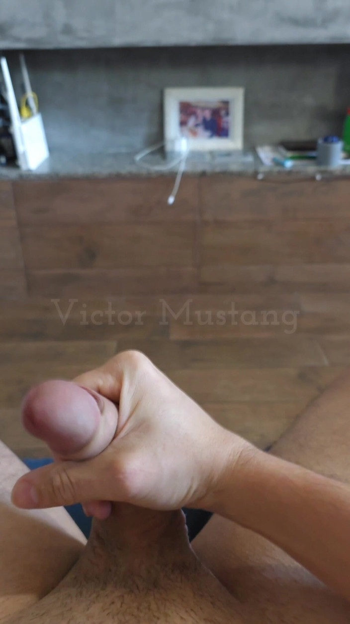 Victor Cardone: 没有什么能打败一个好的手淫和一个很好的高潮来缓解压力