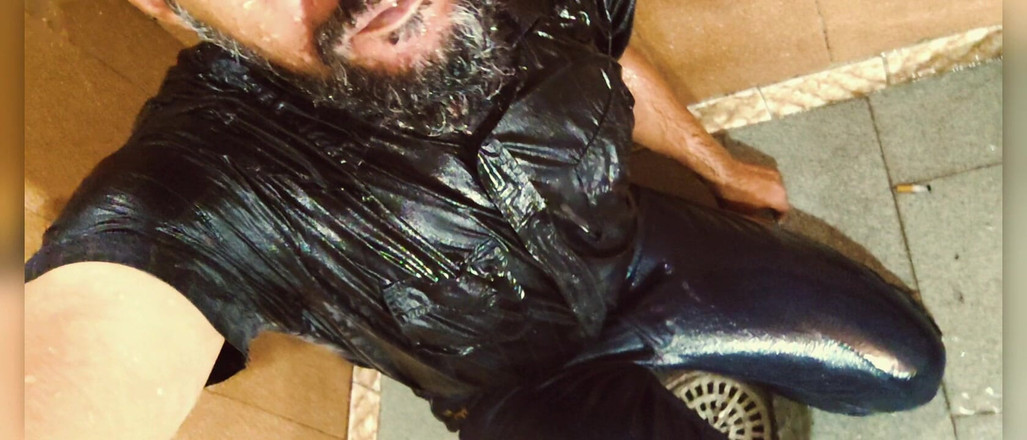 Stink HairyMale: 穿着衣服洗澡