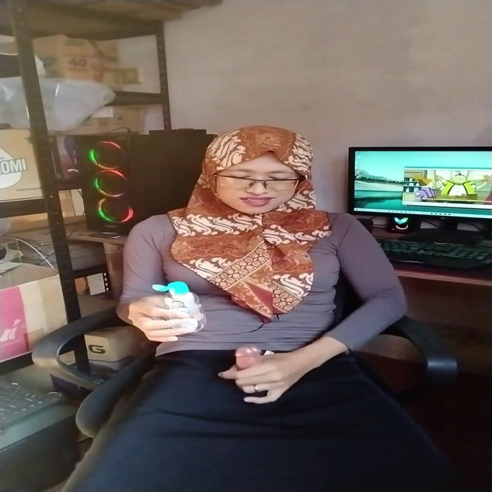 Mitha Zhe: Indo किन्नर हिजाब ऑफिस में हस्तमैथुन