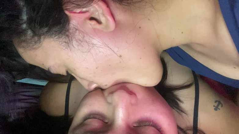 zoemelissa: エッチな女の子が私の巨大な舌を吸う