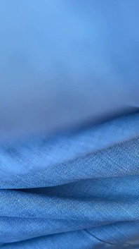 Excitée dans la voiture - baise-moi dans la nature