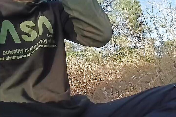 Gangbang straight: Обнаженный индийский паренек на улице