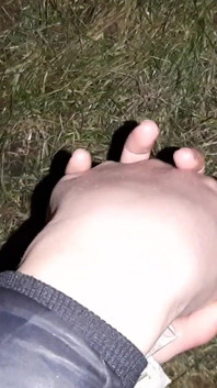 Am ersten tag, an dem wir uns trafen, leckte sie meine muschi in einem öffentlichen park