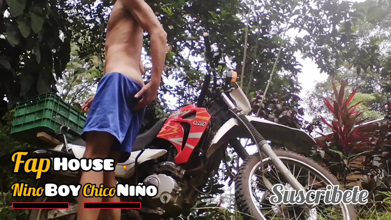 Culopeke: Štíhlý a sexy mladý muž si hraje se svou novou...