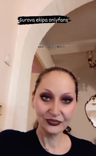 Dominatrix Redsonyja: Aku alami bertindak spontan seperti kilat. Hal yang membuatku tergila-gila...