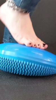 Calpestare il cuscino blu